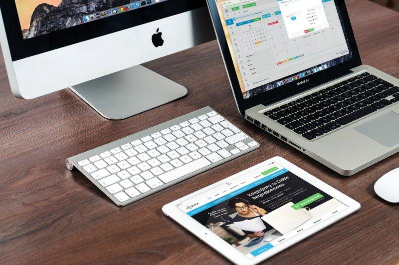 Die Abbildung zeigt Hardware: Mac, Macbook und Tablet