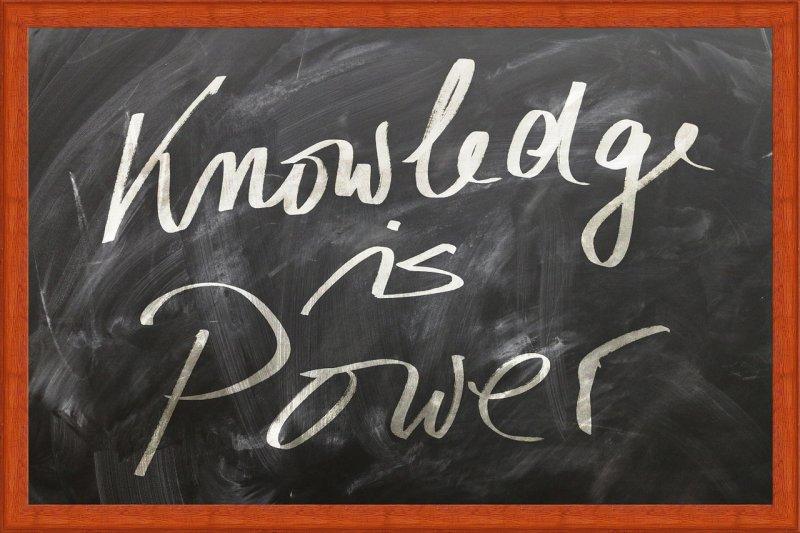 Die Abbildung zeigt eine Tafel, auf die "Wissen ist Macht" geschrieben steht